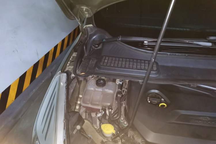 Used Ford Kuga 2013 1.6L GTDi Two-Wheel-Drive Trend Model Engine Bay Right