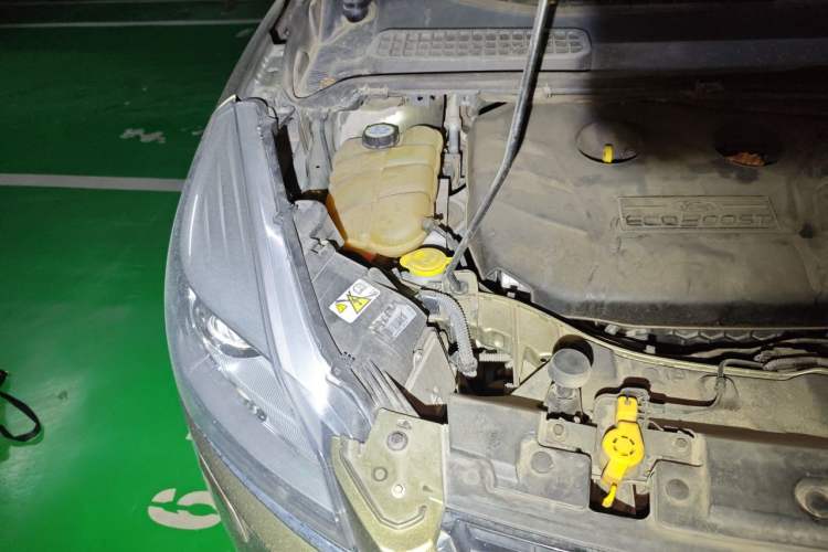 Used Ford Kuga 2013 2.0L GTDi Four-Wheel-Drive Sport Model Engine Bay Right