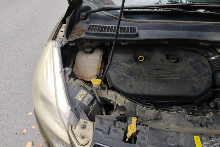 Used Ford Kuga 2013 2.0L GTDi Four-Wheel Drive Premium Model Engine Bay Right