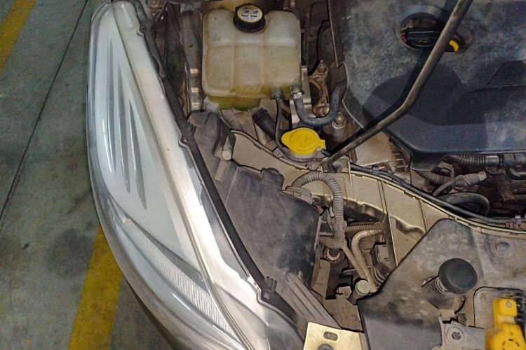 Used Ford Kuga 2013 1.6L GTDi Two-Wheel-Drive Trend Model Engine Bay Right
