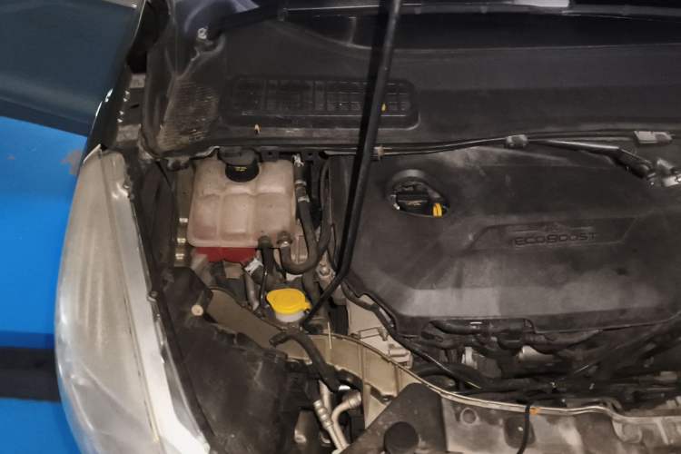 Used Ford Kuga 2013 1.6L GTDi Two-Wheel-Drive Trend Model Engine Bay Right