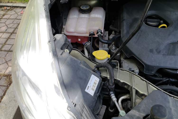 Used Ford Kuga 2013 1.6L GTDi Two-Wheel-Drive Comfort Model Engine Bay Right