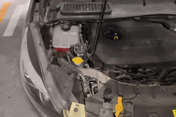 Used Ford Kuga 2013 1.6L GTDi Two-Wheel-Drive Trend Model Engine Bay Right