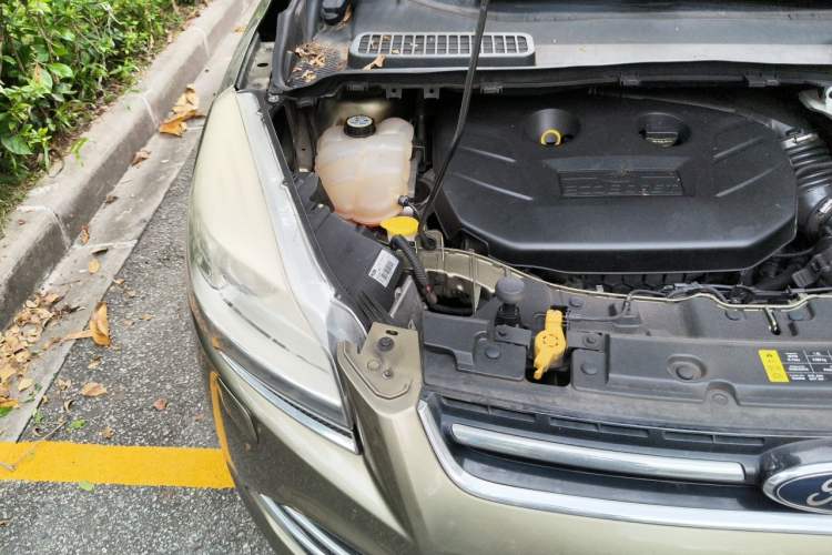 Used Ford Kuga 2013 2.0L GTDi Four-Wheel-Drive Sport Model Engine Bay Right