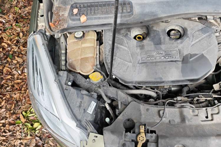 Used Ford Kuga 2013 2.0L GTDi Four-Wheel-Drive Elite Model Engine Bay Right