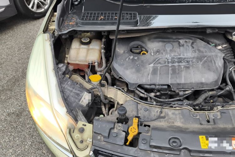 Used Ford Kuga 2013 1.6L GTDi Two-Wheel-Drive Trend Model Engine Bay Right
