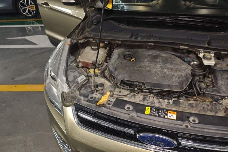 Used Ford Kuga 2013 1.6L GTDi Two-Wheel-Drive Trend Model Engine Bay Right