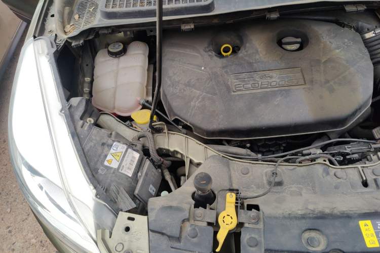 Used Ford Kuga 2013 2.0L GTDi Four-Wheel-Drive Sport Model Engine Bay Right