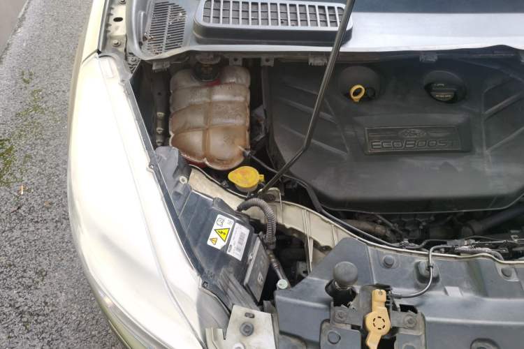 Used Ford Kuga 2013 2.0L GTDi Four-Wheel-Drive Sport Model Engine Bay Right