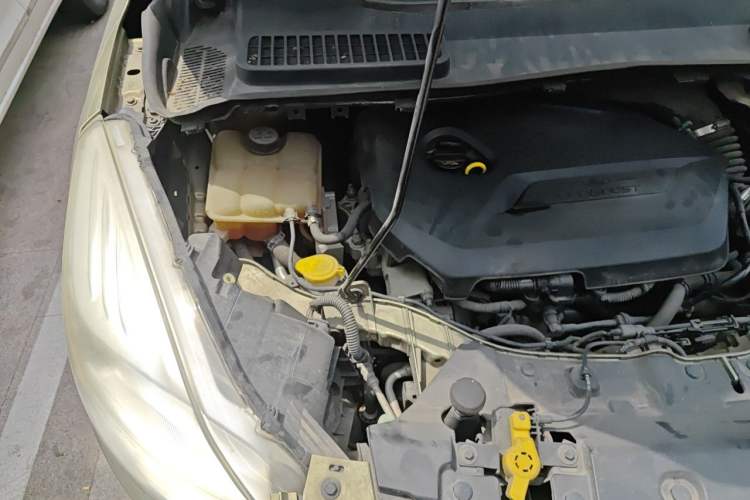 Used Ford Kuga 2013 1.6L GTDi Two-Wheel-Drive Trend Model Engine Bay Right