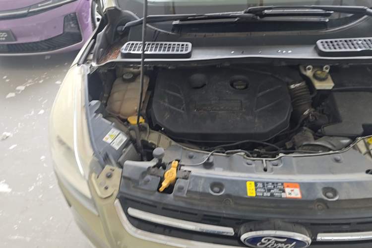Used Ford Kuga 2013 2.0L GTDi Four-Wheel-Drive Sport Model Engine Bay Right