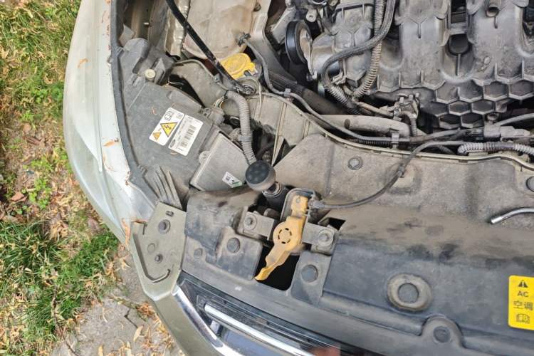 Used Ford Kuga 2013 2.0L GTDi Four-Wheel-Drive Sport Model Engine Bay Right
