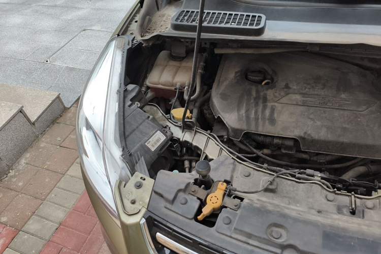 Used Ford Kuga 2013 1.6L GTDi Two-Wheel-Drive Trend Model Engine Bay Right