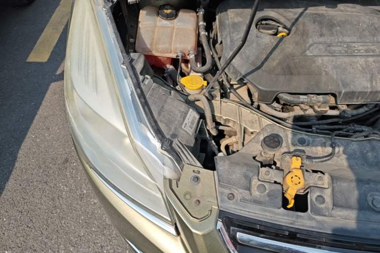 Used Ford Kuga 2013 1.6L GTDi Two-Wheel-Drive Trend Model Engine Bay Right