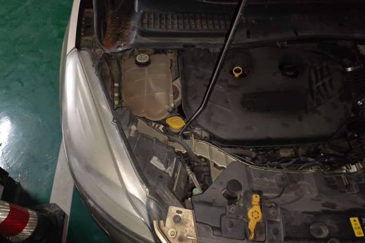 Used Ford Kuga 2013 2.0L GTDi Four-Wheel Drive Premium Model Engine Bay Right