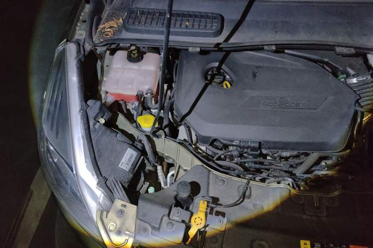Used Ford Kuga 2013 1.6L GTDi Two-Wheel-Drive Trend Model Engine Bay Right