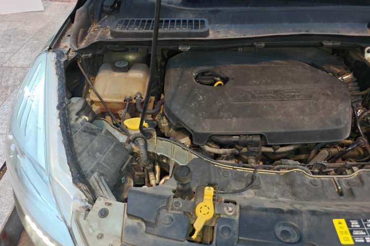 Used Ford Kuga 2013 1.6L GTDi Two-Wheel-Drive Trend Model Engine Bay Right