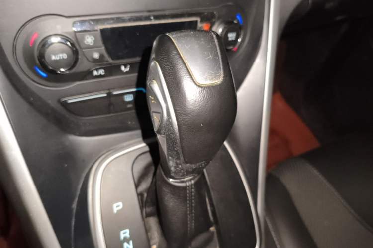 Used Ford Kuga 2013 1.6L GTDi Two-Wheel-Drive Trend Model Gear Lever