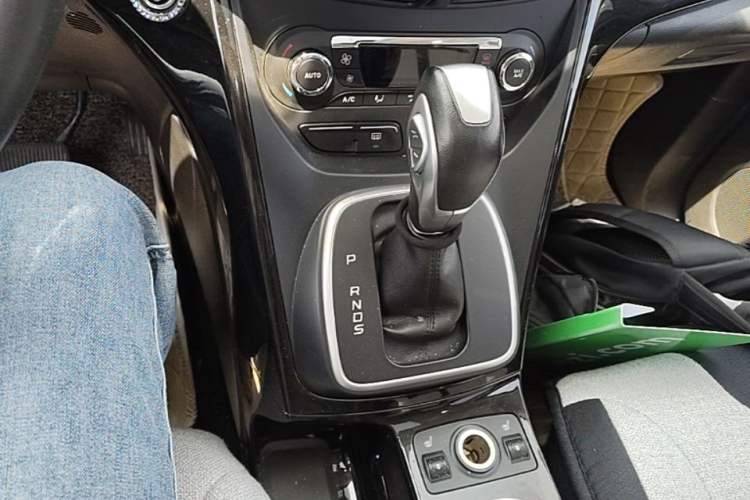 Used Ford Kuga 2013 2.0L GTDi Four-Wheel-Drive Sport Model Gear Lever