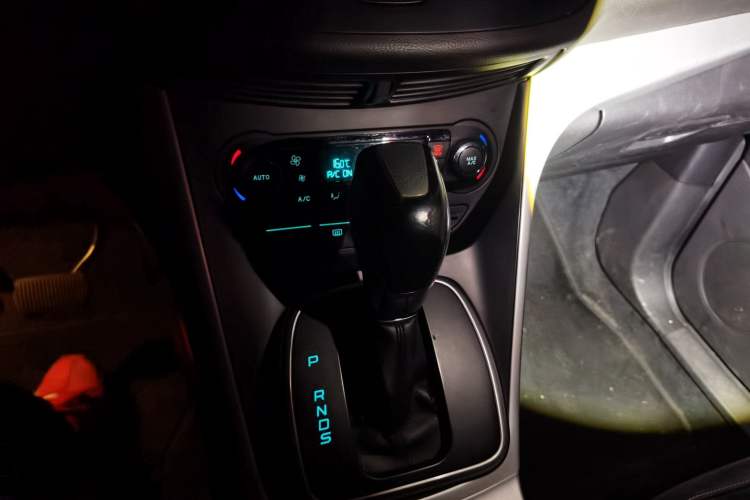 Used Ford Kuga 2013 1.6L GTDi Two-Wheel-Drive Trend Model Gear Lever