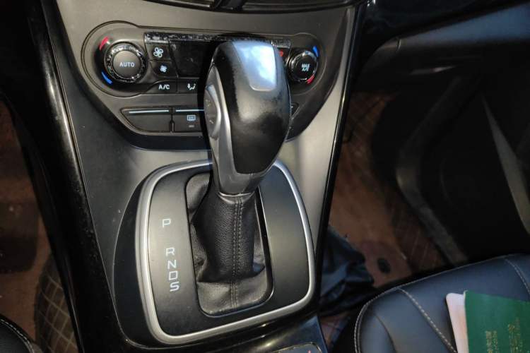 Used Ford Kuga 2013 2.0L GTDi Four-Wheel-Drive Sport Model Gear Lever