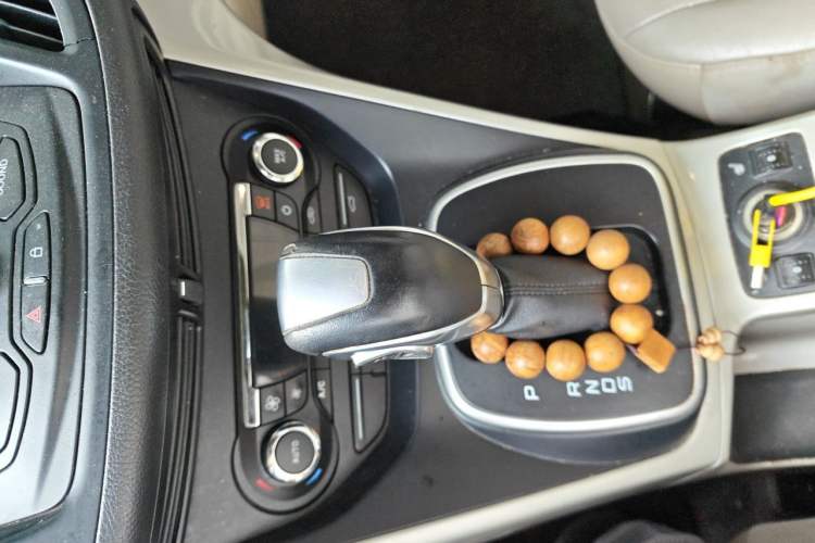 Used Ford Kuga 2013 2.0L GTDi Four-Wheel-Drive Elite Model Gear Lever