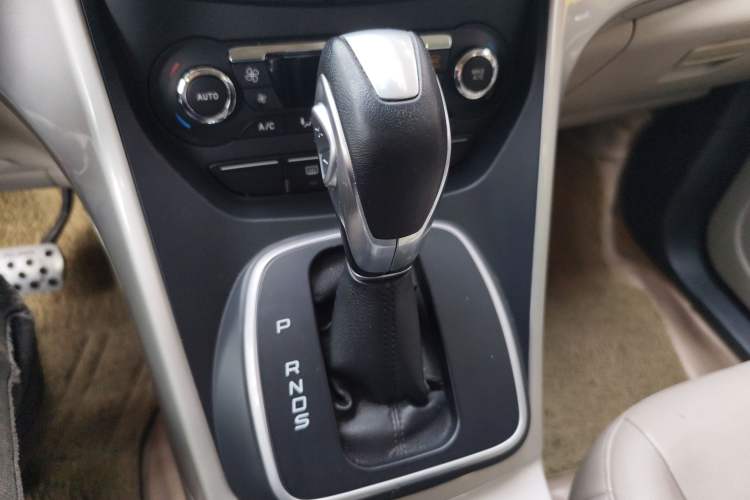 Used Ford Kuga 2013 1.6L GTDi 4x4 Elite Model Gear Lever