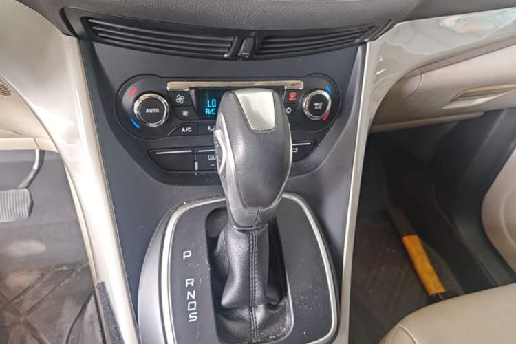 Used Ford Kuga 2013 1.6L GTDi 4x4 Elite Model Gear Lever