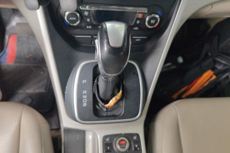 Used Ford Kuga 2013 1.6L GTDi 4x4 Elite Model Gear Lever