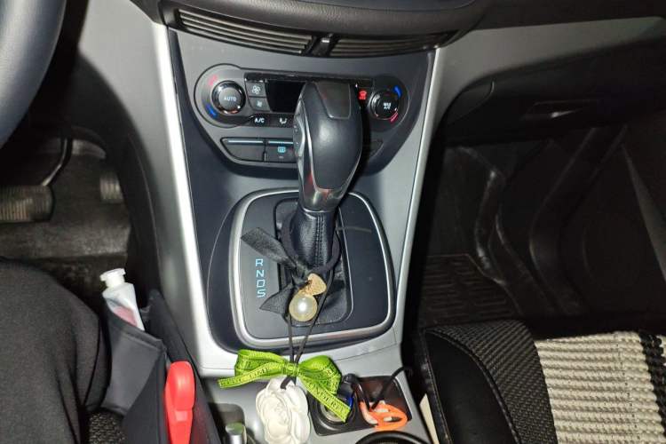 Used Ford Kuga 2013 1.6L GTDi Two-Wheel-Drive Trend Model Gear Lever