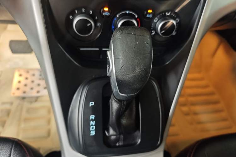 Used Ford Kuga 2013 1.6L GTDi Two-Wheel-Drive Comfort Model Gear Lever