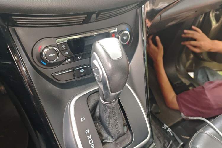 Used Ford Kuga 2013 2.0L GTDi Four-Wheel-Drive Sport Model Gear Lever
