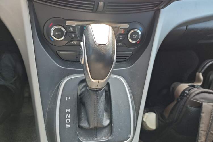 Used Ford Kuga 2013 1.6L GTDi Two-Wheel-Drive Trend Model Gear Lever