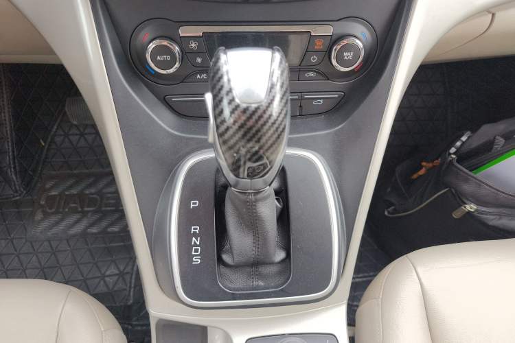 Used Ford Kuga 2013 2.0L GTDi Four-Wheel-Drive Elite Model Gear Lever