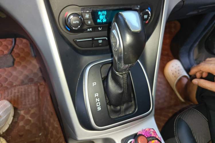 Used Ford Kuga 2013 1.6L GTDi Two-Wheel-Drive Trend Model Gear Lever