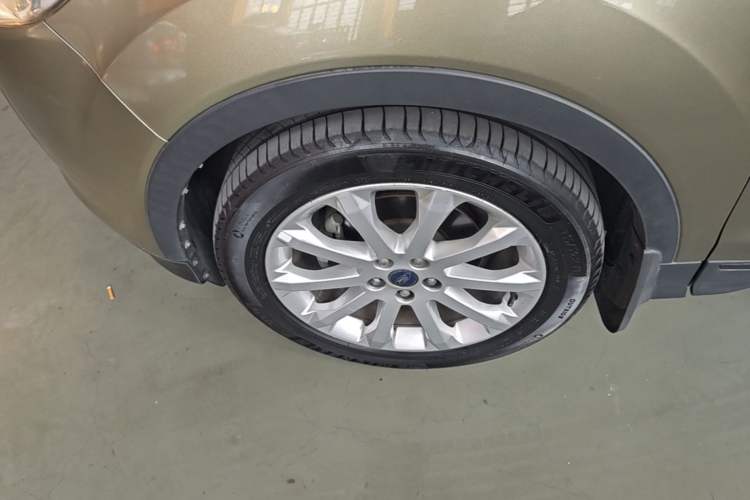 Used Ford Kuga 2013 1.6L GTDi Two-Wheel-Drive Comfort Model Left Front Wheel Hub