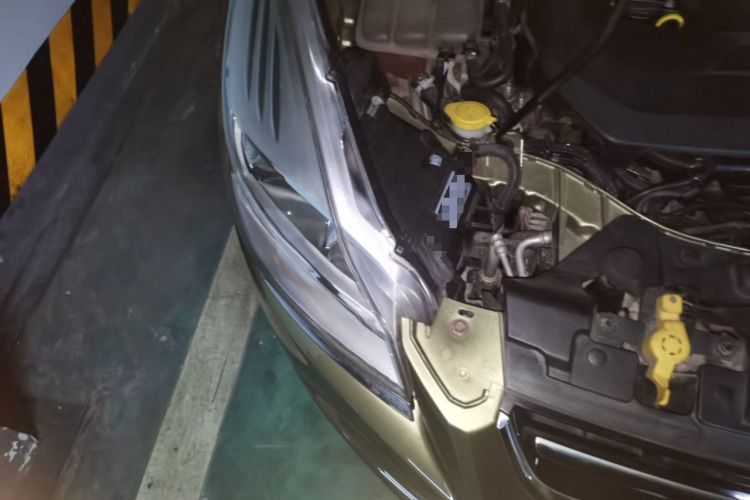 Used Ford Kuga 2013 1.6L GTDi Two-Wheel-Drive Trend Model Right Front Headlight