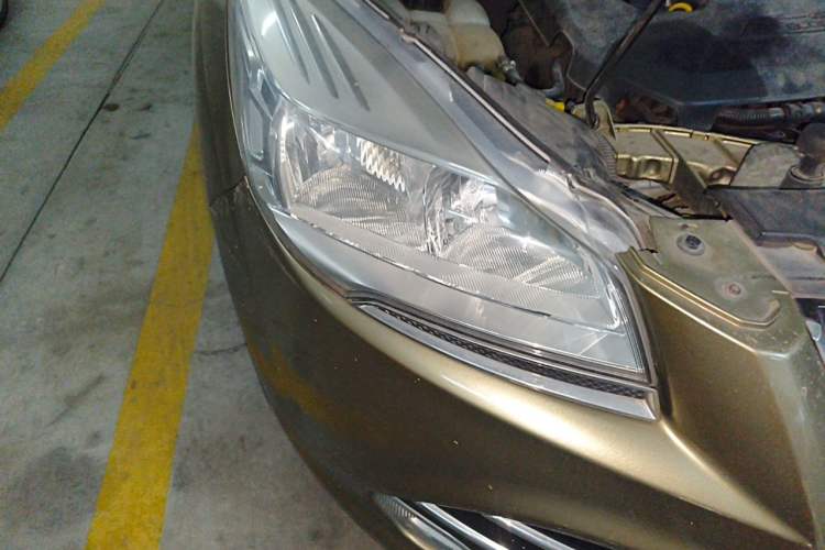 Used Ford Kuga 2013 1.6L GTDi Two-Wheel-Drive Trend Model Right Front Headlight