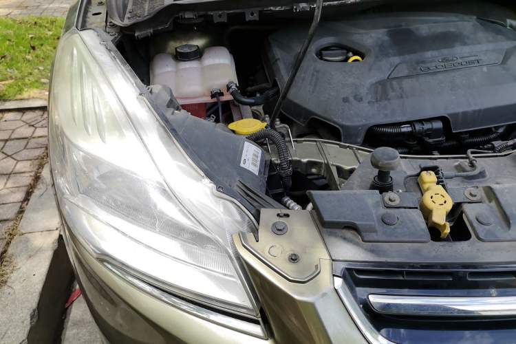 Used Ford Kuga 2013 1.6L GTDi Two-Wheel-Drive Comfort Model Right Front Headlight
