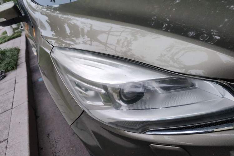 Used Ford Kuga 2013 2.0L GTDi Four-Wheel-Drive Sport Model Right Front Headlight