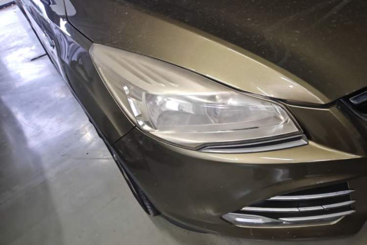 Used Ford Kuga 2013 1.6L GTDi Two-Wheel-Drive Trend Model Right Front Headlight