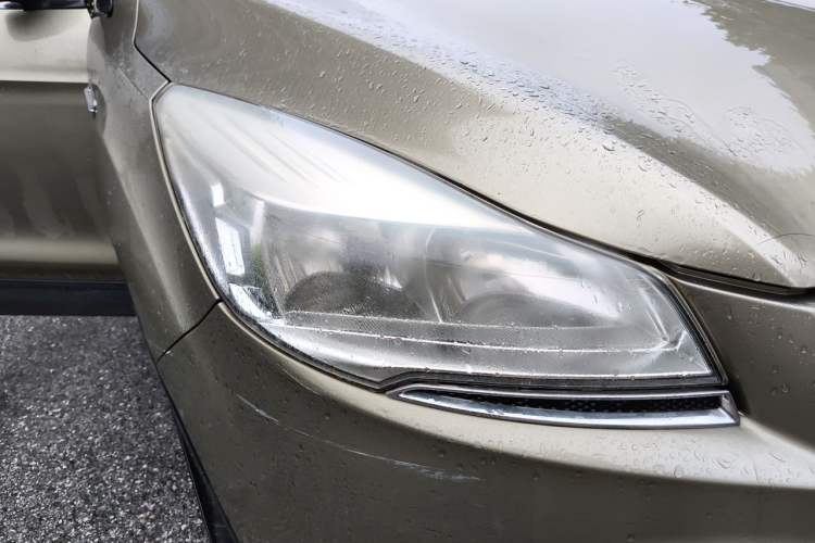 Used Ford Kuga 2013 1.6L GTDi Two-Wheel-Drive Trend Model Right Front Headlight