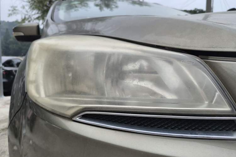Used Ford Kuga 2013 1.6L GTDi Two-Wheel-Drive Comfort Model Right Front Headlight