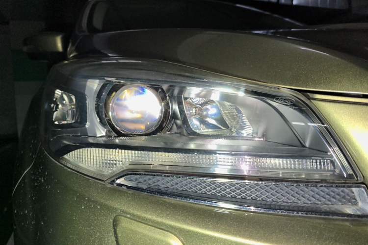 Used Ford Kuga 2013 2.0L GTDi Four-Wheel Drive Premium Model Right Front Headlight