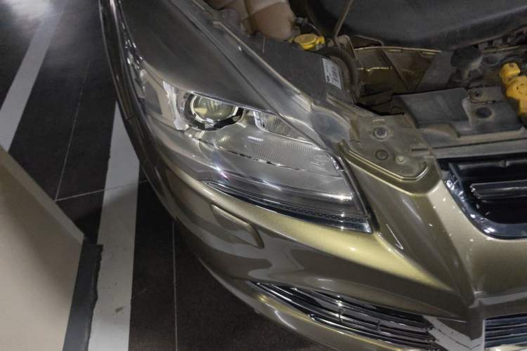 Used Ford Kuga 2013 2.0L GTDi Four-Wheel Drive Premium Model Right Front Headlight