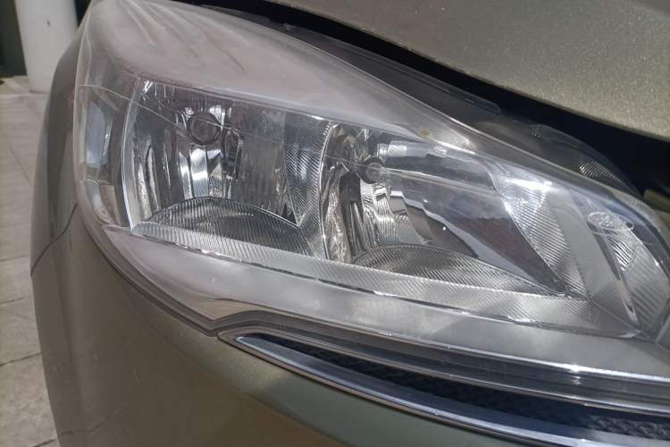 Used Ford Kuga 2013 1.6L GTDi Two-Wheel-Drive Trend Model Right Front Headlight