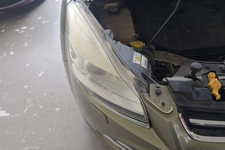 Used Ford Kuga 2013 2.0L GTDi Four-Wheel-Drive Sport Model Right Front Headlight