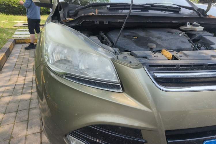 Used Ford Kuga 2013 1.6L GTDi Two-Wheel-Drive Comfort Model Right Front Headlight
