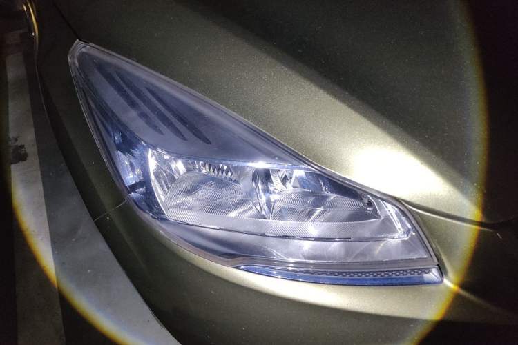 Used Ford Kuga 2013 1.6L GTDi Two-Wheel-Drive Trend Model Right Front Headlight