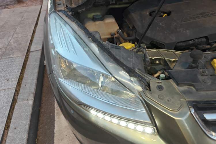 Used Ford Kuga 2013 1.6L GTDi Two-Wheel-Drive Trend Model Right Front Headlight